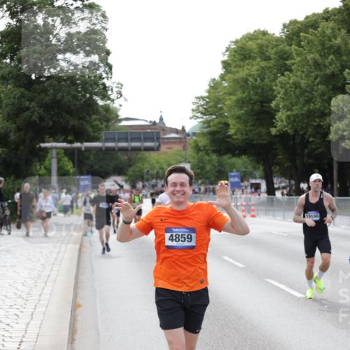 29.06.2025 - hella hamburg halbmarathon Jannik Wohlers http://msf.ph/oto/8144310 29.06.2025 10:08:57 Lombardsbrücke 1188, 1838, 2978, 4859, 5806, 5885, 6674, 7187, 9718, 9988, 10194, 10819, 11067, 12156, 12862, 13210, 13660, 14736, 15697, 16688, 18726, 18727, 19166 meine-sportfotos.de