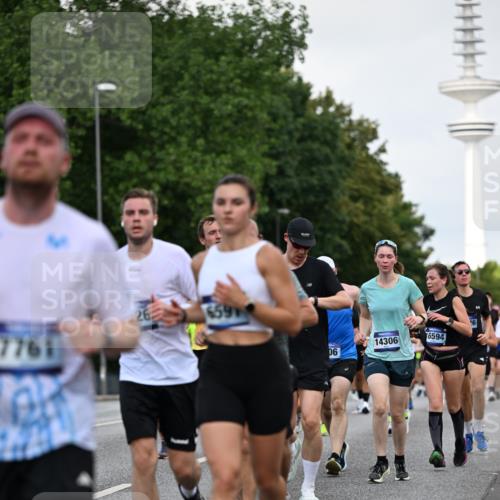 29.06.2025 - hella hamburg halbmarathon Dr. Thomas Lammeyer http://msf.ph/oto/8144313 29.06.2025 10:05:15 Kennedybrücke 1387, 1420, 1526, 1726, 2006, 2091, 2354, 2363, 2490, 2936, 3425, 3625, 3740, 4068, 4238, 4249, 4319, 4370, 4708, 5870, 6087, 6147, 6487, 6531, 6591, 6835, 6924, 7287, 7658, 7757, 7759, 7761, 8030, 8046, 8326, 8691, 8923, 9124, 9932, 10383, 10576, 10705 meine-sportfotos.de