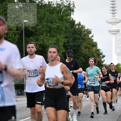 29.06.2025 - hella hamburg halbmarathon Dr. Thomas Lammeyer http://msf.ph/oto/8144325 29.06.2025 10:05:15 Kennedybrücke 1387, 1420, 1526, 1726, 2006, 2091, 2354, 2363, 2490, 2936, 3425, 3625, 3740, 4068, 4238, 4249, 4319, 4370, 4708, 5870, 6087, 6147, 6487, 6531, 6591, 6835, 6924, 7287, 7658, 7757, 7759, 7761, 8030, 8046, 8326, 8691, 8923, 9124, 9932, 10383, 10576, 10705 meine-sportfotos.de