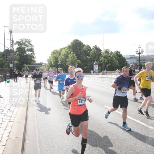 29.06.2025 - hella hamburg halbmarathon Jannik Wohlers http://msf.ph/oto/8144358 29.06.2025 09:53:02 Lombardsbrücke 1466, 1558, 1750, 1759, 2365, 2402, 2623, 3146, 3414, 4091, 4310, 4553, 5022, 5460, 5623, 5624, 5692, 6071, 6203, 6282, 6375, 6460, 6903, 7204, 7322, 7450, 7765, 9126, 9200, 9303, 9305, 9534, 9544, 9794, 9965, 10246, 10789, 11283, 11648, 11858, 12035, 12643, 13009, 13303, 13450, 13690, 14034, 14200, 14275, 14464, 14794, 15519, 15629, 15803, 15900, 16105, 16286, 16333, 16617, 16685, 16725, 17384, 17718, 17729, 17748, 17960, 18678 meine-sportfotos.de