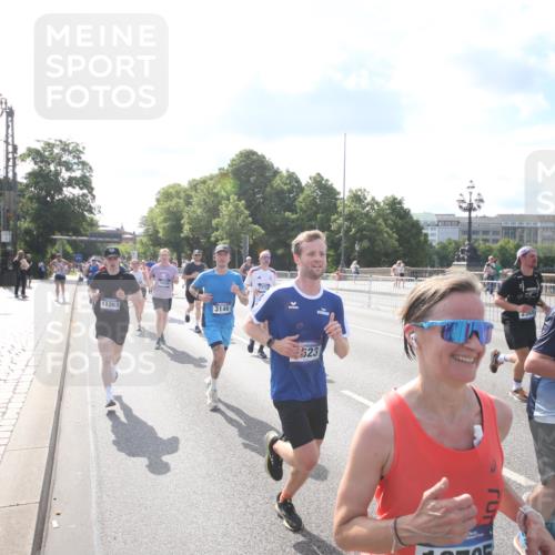 29.06.2025 - hella hamburg halbmarathon Jannik Wohlers http://msf.ph/oto/8144372 29.06.2025 09:53:03 Lombardsbrücke 1466, 1558, 1750, 1759, 2365, 2402, 2623, 3146, 3186, 3414, 4091, 4310, 4553, 5022, 5460, 5624, 5692, 6071, 6203, 6282, 6375, 6460, 6903, 7204, 7322, 7450, 7765, 9126, 9200, 9303, 9305, 9534, 9626, 9794, 9965, 10246, 10789, 11283, 11648, 11858, 12035, 12643, 13009, 13303, 13450, 13690, 14034, 14200, 14275, 14464, 15519, 15629, 15803, 15900, 16105, 16286, 16333, 16617, 16685, 16725, 17384, 17718, 17729, 17748, 17960, 18638, 18678 meine-sportfotos.de