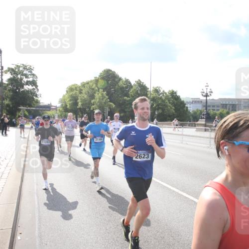 29.06.2025 - hella hamburg halbmarathon Jannik Wohlers http://msf.ph/oto/8144380 29.06.2025 09:53:03 Lombardsbrücke 1466, 1558, 1750, 1759, 2365, 2402, 2623, 3146, 3186, 3414, 4091, 4310, 4553, 5022, 5460, 5624, 5692, 6071, 6203, 6282, 6375, 6460, 6903, 7204, 7322, 7450, 7765, 9126, 9200, 9303, 9305, 9534, 9626, 9794, 9965, 10246, 10789, 11283, 11648, 11858, 12035, 12643, 13009, 13303, 13450, 13690, 14034, 14200, 14275, 14464, 15519, 15629, 15803, 15900, 16105, 16286, 16333, 16617, 16685, 16725, 17384, 17718, 17729, 17748, 17960, 18638, 18678 meine-sportfotos.de