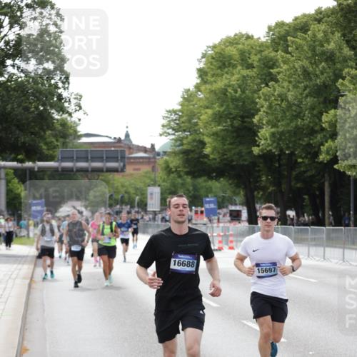 29.06.2025 - hella hamburg halbmarathon Jannik Wohlers http://msf.ph/oto/8144383 29.06.2025 10:09:02 Lombardsbrücke 1483, 1513, 2978, 4859, 5806, 5885, 6674, 7187, 9988, 10194, 12156, 12862, 13210, 13660, 15697, 16688, 18726, 18727, 19166 meine-sportfotos.de