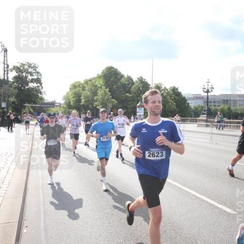 29.06.2025 - hella hamburg halbmarathon Jannik Wohlers http://msf.ph/oto/8144387 29.06.2025 09:53:03 Lombardsbrücke 1466, 1558, 1750, 1759, 2365, 2402, 2623, 3146, 3186, 3414, 4091, 4310, 4553, 5022, 5460, 5624, 5692, 6071, 6203, 6282, 6375, 6460, 6903, 7204, 7322, 7450, 7765, 9126, 9200, 9303, 9305, 9534, 9626, 9794, 9965, 10246, 10789, 11283, 11648, 11858, 12035, 12643, 13009, 13303, 13450, 13690, 14034, 14200, 14275, 14464, 15519, 15629, 15803, 15900, 16105, 16286, 16333, 16617, 16685, 16725, 17384, 17718, 17729, 17748, 17960, 18638, 18678 meine-sportfotos.de
