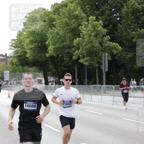 29.06.2025 - hella hamburg halbmarathon Jannik Wohlers http://msf.ph/oto/8144393 29.06.2025 10:09:03 Lombardsbrücke 1483, 1513, 2978, 4859, 5806, 5885, 6674, 7187, 9988, 10194, 12156, 12862, 13660, 15697, 16688, 18726, 18727, 19166 meine-sportfotos.de
