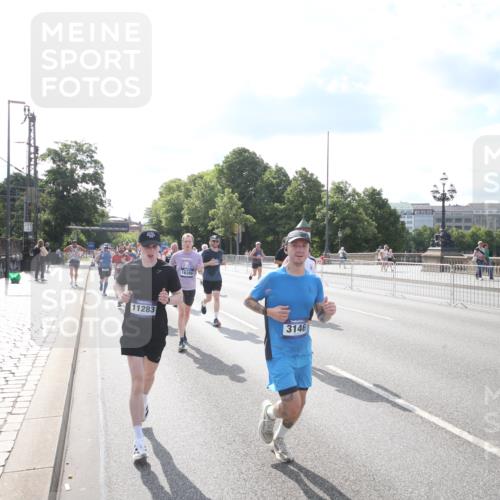 29.06.2025 - hella hamburg halbmarathon Jannik Wohlers http://msf.ph/oto/8144395 29.06.2025 09:53:04 Lombardsbrücke 1466, 1558, 1750, 1759, 2365, 2402, 2623, 3146, 3186, 3414, 4091, 4310, 4553, 5022, 5460, 5624, 5692, 6071, 6203, 6282, 6375, 6460, 6903, 7204, 7322, 7765, 9126, 9200, 9303, 9305, 9534, 9626, 9794, 9965, 10246, 10789, 11283, 11648, 11858, 12035, 12643, 13009, 13303, 13450, 13690, 14034, 14200, 14262, 14275, 14464, 15519, 15629, 15803, 15900, 16084, 16105, 16286, 16333, 16617, 16685, 16725, 17384, 17718, 17729, 17748, 17960, 18638, 18678 meine-sportfotos.de