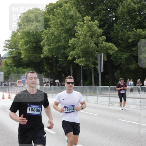 29.06.2025 - hella hamburg halbmarathon Jannik Wohlers http://msf.ph/oto/8144417 29.06.2025 10:09:03 Lombardsbrücke 1483, 1513, 2978, 4859, 5806, 5885, 6674, 7187, 9988, 10194, 12156, 12862, 13660, 15697, 16688, 18726, 18727, 19166 meine-sportfotos.de