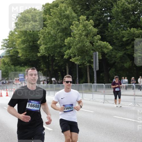 29.06.2025 - hella hamburg halbmarathon Jannik Wohlers http://msf.ph/oto/8144421 29.06.2025 10:09:03 Lombardsbrücke 1483, 1513, 2978, 4859, 5806, 5885, 6674, 7187, 9988, 10194, 12156, 12862, 13660, 15697, 16688, 18726, 18727, 19166 meine-sportfotos.de