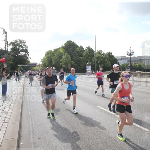 29.06.2025 - hella hamburg halbmarathon Jannik Wohlers http://msf.ph/oto/8144439 29.06.2025 09:54:12 Lombardsbrücke 1171, 1342, 1549, 1817, 1942, 2020, 2442, 2470, 2561, 2670, 2889, 3562, 4017, 4816, 5447, 5706, 5884, 6266, 6723, 6819, 7087, 7274, 7709, 8142, 8374, 8482, 8916, 9038, 9051, 9924, 10057, 10237, 11422, 11518, 11519, 11688, 12367, 12413, 12776, 13008, 13398, 13421, 13630, 13919, 14248, 14361, 14797, 14911, 15981, 16626, 16834, 17353, 17461, 17753, 17865, 17905, 18370, 18801, 18915, 18923, 18942, 19007, 19038, 19051, 19137 meine-sportfotos.de
