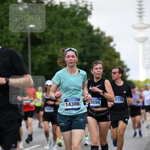 29.06.2025 - hella hamburg halbmarathon Dr. Thomas Lammeyer http://msf.ph/oto/8144441 29.06.2025 10:05:19 Kennedybrücke 1387, 1420, 1526, 1726, 2006, 2091, 2363, 2490, 2936, 3425, 3625, 3976, 4068, 4249, 4319, 4370, 5675, 6087, 6281, 6302, 6487, 6531, 6591, 6835, 6924, 7287, 7658, 7757, 7759, 7761, 8030, 8046, 8326, 8392, 8691, 8822, 8923, 9124, 9932, 10383, 10576, 10705, 11043 meine-sportfotos.de