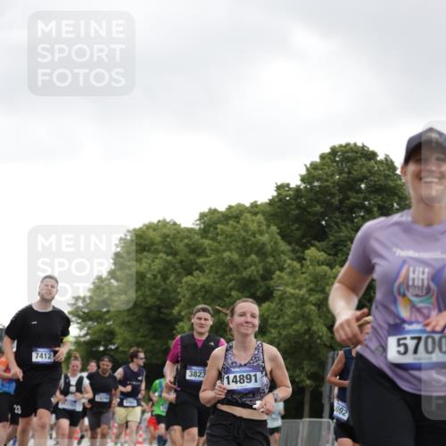 29.06.2025 - hella hamburg halbmarathon Jannik Wohlers http://msf.ph/oto/8144448 29.06.2025 10:46:27 Lombardsbrücke 1073, 1286, 1363, 1371, 1375, 1720, 1999, 2162, 2211, 2320, 2556, 2665, 2981, 3277, 3406, 3407, 3734, 3823, 4202, 4296, 4342, 5111, 5114, 5700, 5796, 5953, 6740, 7412, 7827, 8486, 8553, 8684, 9050, 9092, 9139, 9243, 9743, 9758, 10514, 10515, 10591, 11618, 12140, 12258, 13195, 13756, 13757, 13885, 14011, 14181, 14680, 14891, 16987, 17288, 17459, 18315, 18403, 18881, 18924, 18950 meine-sportfotos.de