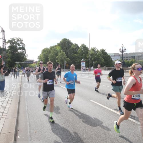 29.06.2025 - hella hamburg halbmarathon Jannik Wohlers http://msf.ph/oto/8144454 29.06.2025 09:54:12 Lombardsbrücke 1171, 1342, 1549, 1817, 1942, 2020, 2442, 2470, 2561, 2670, 2889, 3562, 4017, 4816, 5447, 5706, 5884, 6266, 6723, 6819, 7087, 7274, 7709, 8142, 8374, 8482, 8916, 9038, 9051, 9924, 10057, 10237, 11422, 11518, 11519, 11688, 12367, 12413, 12776, 13008, 13398, 13421, 13630, 13919, 14248, 14361, 14797, 14911, 15981, 16626, 16834, 17353, 17461, 17753, 17865, 17905, 18370, 18801, 18915, 18923, 18942, 19007, 19038, 19051, 19137 meine-sportfotos.de