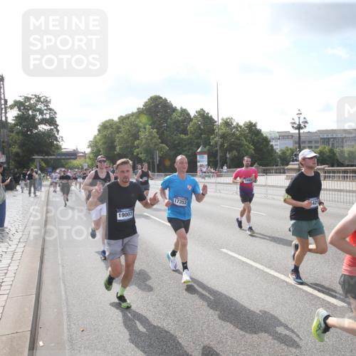 29.06.2025 - hella hamburg halbmarathon Jannik Wohlers http://msf.ph/oto/8144460 29.06.2025 09:54:12 Lombardsbrücke 1171, 1342, 1549, 1817, 1942, 2020, 2442, 2470, 2561, 2670, 2889, 3562, 4017, 4816, 5447, 5706, 5884, 6266, 6723, 6819, 7087, 7274, 7709, 8142, 8374, 8482, 8916, 9038, 9051, 9924, 10057, 10237, 11422, 11518, 11519, 11688, 12367, 12413, 12776, 13008, 13398, 13421, 13630, 13919, 14248, 14361, 14797, 14911, 15981, 16626, 16834, 17353, 17461, 17753, 17865, 17905, 18370, 18801, 18915, 18923, 18942, 19007, 19038, 19051, 19137 meine-sportfotos.de
