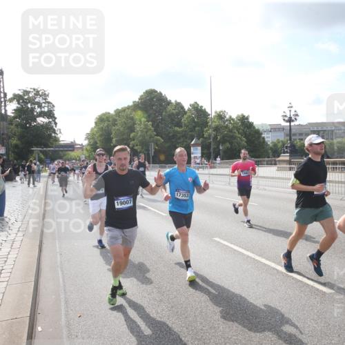 29.06.2025 - hella hamburg halbmarathon Jannik Wohlers http://msf.ph/oto/8144466 29.06.2025 09:54:12 Lombardsbrücke 1171, 1342, 1549, 1817, 1942, 2020, 2442, 2470, 2561, 2670, 2889, 3562, 4017, 4816, 5447, 5706, 5884, 6266, 6723, 6819, 7087, 7274, 7709, 8142, 8374, 8482, 8916, 9038, 9051, 9924, 10057, 10237, 11422, 11518, 11519, 11688, 12367, 12413, 12776, 13008, 13398, 13421, 13630, 13919, 14248, 14361, 14797, 14911, 15981, 16626, 16834, 17353, 17461, 17753, 17865, 17905, 18370, 18801, 18915, 18923, 18942, 19007, 19038, 19051, 19137 meine-sportfotos.de