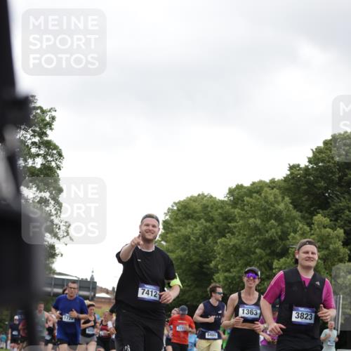 29.06.2025 - hella hamburg halbmarathon Jannik Wohlers http://msf.ph/oto/8144468 29.06.2025 10:46:28 Lombardsbrücke 1073, 1286, 1363, 1371, 1375, 1720, 1999, 2162, 2211, 2320, 2327, 2556, 2665, 2981, 3277, 3406, 3407, 3734, 3823, 4202, 4296, 4342, 5111, 5114, 5700, 5796, 5953, 6496, 6740, 7412, 7827, 8486, 8553, 8684, 9050, 9092, 9139, 9243, 9743, 9758, 9949, 10514, 10515, 10591, 11618, 12140, 12258, 13195, 13756, 13757, 13885, 14011, 14181, 14680, 14891, 15806, 16987, 17288, 17459, 18315, 18403, 18881, 18924, 18950 meine-sportfotos.de