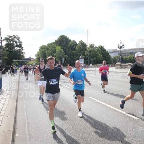 29.06.2025 - hella hamburg halbmarathon Jannik Wohlers http://msf.ph/oto/8144472 29.06.2025 09:54:12 Lombardsbrücke 1171, 1342, 1549, 1817, 1942, 2020, 2442, 2470, 2561, 2670, 2889, 3562, 4017, 4816, 5447, 5706, 5884, 6266, 6723, 6819, 7087, 7274, 7709, 8142, 8374, 8482, 8916, 9038, 9051, 9924, 10057, 10237, 11422, 11518, 11519, 11688, 12367, 12413, 12776, 13008, 13398, 13421, 13630, 13919, 14248, 14361, 14797, 14911, 15981, 16626, 16834, 17353, 17461, 17753, 17865, 17905, 18370, 18801, 18915, 18923, 18942, 19007, 19038, 19051, 19137 meine-sportfotos.de