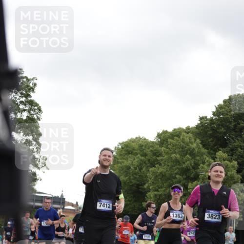 29.06.2025 - hella hamburg halbmarathon Jannik Wohlers http://msf.ph/oto/8144476 29.06.2025 10:46:28 Lombardsbrücke 1073, 1286, 1363, 1371, 1375, 1720, 1999, 2162, 2211, 2320, 2327, 2556, 2665, 2981, 3277, 3406, 3407, 3734, 3823, 4202, 4296, 4342, 5111, 5114, 5700, 5796, 5953, 6496, 6740, 7412, 7827, 8486, 8553, 8684, 9050, 9092, 9139, 9243, 9743, 9758, 9949, 10514, 10515, 10591, 11618, 12140, 12258, 13195, 13756, 13757, 13885, 14011, 14181, 14680, 14891, 15806, 16987, 17288, 17459, 18315, 18403, 18881, 18924, 18950 meine-sportfotos.de
