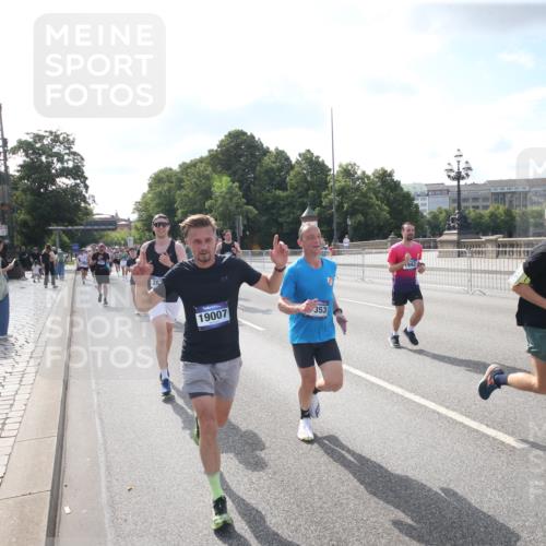 29.06.2025 - hella hamburg halbmarathon Jannik Wohlers http://msf.ph/oto/8144481 29.06.2025 09:54:12 Lombardsbrücke 1171, 1342, 1549, 1817, 1942, 2020, 2442, 2470, 2561, 2670, 2889, 3562, 4017, 4816, 5447, 5706, 5884, 6266, 6723, 6819, 7087, 7274, 7709, 8142, 8374, 8482, 8916, 9038, 9051, 9924, 10057, 10237, 11422, 11518, 11519, 11688, 12367, 12413, 12776, 13008, 13398, 13421, 13630, 13919, 14248, 14361, 14797, 14911, 15981, 16626, 16834, 17353, 17461, 17753, 17865, 17905, 18370, 18801, 18915, 18923, 18942, 19007, 19038, 19051, 19137 meine-sportfotos.de