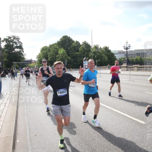 29.06.2025 - hella hamburg halbmarathon Jannik Wohlers http://msf.ph/oto/8144487 29.06.2025 09:54:12 Lombardsbrücke 1171, 1342, 1549, 1817, 1942, 2020, 2442, 2470, 2561, 2670, 2889, 3562, 4017, 4816, 5447, 5706, 5884, 6266, 6723, 6819, 7087, 7274, 7709, 8142, 8374, 8482, 8916, 9038, 9051, 9924, 10057, 10237, 11422, 11518, 11519, 11688, 12367, 12413, 12776, 13008, 13398, 13421, 13630, 13919, 14248, 14361, 14797, 14911, 15981, 16626, 16834, 17353, 17461, 17753, 17865, 17905, 18370, 18801, 18915, 18923, 18942, 19007, 19038, 19051, 19137 meine-sportfotos.de