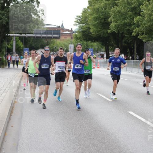 29.06.2025 - hella hamburg halbmarathon Jannik Wohlers http://msf.ph/oto/8144488 29.06.2025 10:09:38 Lombardsbrücke 1548, 3921, 4592, 5511, 7081, 7333, 7636, 9150, 9366, 9434, 9674, 9781, 10036, 10943, 11027, 12567, 16191, 16445, 16455, 17148, 17899, 18196, 18707 meine-sportfotos.de