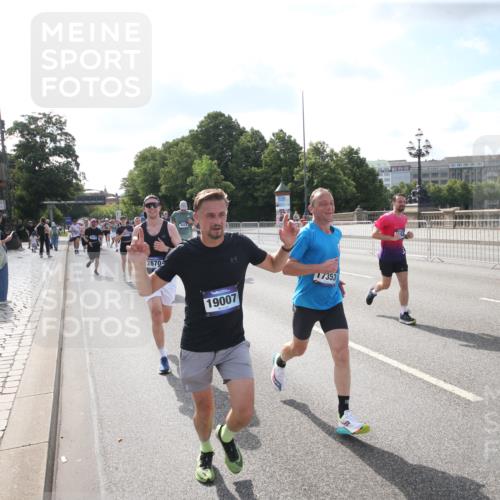 29.06.2025 - hella hamburg halbmarathon Jannik Wohlers http://msf.ph/oto/8144495 29.06.2025 09:54:12 Lombardsbrücke 1171, 1342, 1549, 1817, 1942, 2020, 2442, 2470, 2561, 2670, 2889, 3562, 4017, 4816, 5447, 5706, 5884, 6266, 6723, 6819, 7087, 7274, 7709, 8142, 8374, 8482, 8916, 9038, 9051, 9924, 10057, 10237, 11422, 11518, 11519, 11688, 12367, 12413, 12776, 13008, 13398, 13421, 13630, 13919, 14248, 14361, 14797, 14911, 15981, 16626, 16834, 17353, 17461, 17753, 17865, 17905, 18370, 18801, 18915, 18923, 18942, 19007, 19038, 19051, 19137 meine-sportfotos.de