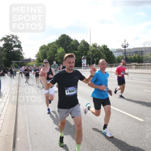 29.06.2025 - hella hamburg halbmarathon Jannik Wohlers http://msf.ph/oto/8144500 29.06.2025 09:54:12 Lombardsbrücke 1171, 1342, 1549, 1817, 1942, 2020, 2442, 2470, 2561, 2670, 2889, 3562, 4017, 4816, 5447, 5706, 5884, 6266, 6723, 6819, 7087, 7274, 7709, 8142, 8374, 8482, 8916, 9038, 9051, 9924, 10057, 10237, 11422, 11518, 11519, 11688, 12367, 12413, 12776, 13008, 13398, 13421, 13630, 13919, 14248, 14361, 14797, 14911, 15981, 16626, 16834, 17353, 17461, 17753, 17865, 17905, 18370, 18801, 18915, 18923, 18942, 19007, 19038, 19051, 19137 meine-sportfotos.de