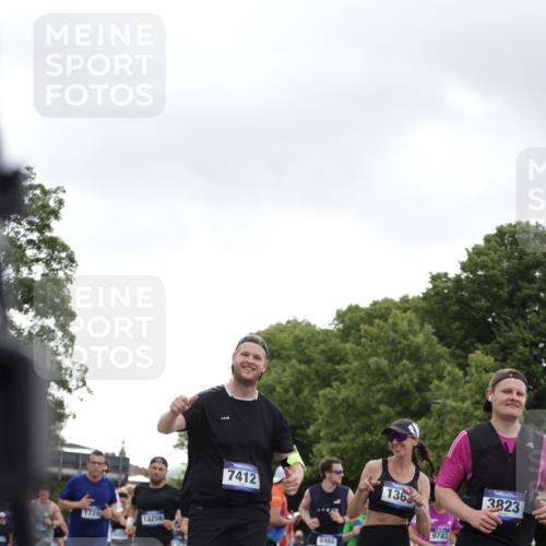 29.06.2025 - hella hamburg halbmarathon Jannik Wohlers http://msf.ph/oto/8144504 29.06.2025 10:46:29 Lombardsbrücke 1073, 1286, 1363, 1720, 1999, 2162, 2211, 2320, 2327, 2556, 2665, 2981, 3277, 3406, 3407, 3823, 4202, 4296, 4342, 5111, 5114, 5700, 5796, 5953, 6485, 6496, 6740, 7412, 7827, 8486, 8553, 8684, 9050, 9092, 9139, 9243, 9743, 9758, 9949, 10514, 10515, 10591, 11618, 12140, 12258, 12630, 13195, 13756, 13757, 13885, 14011, 14181, 14680, 14891, 15806, 17288, 17356, 18315, 18403, 18881, 18924, 18950 meine-sportfotos.de