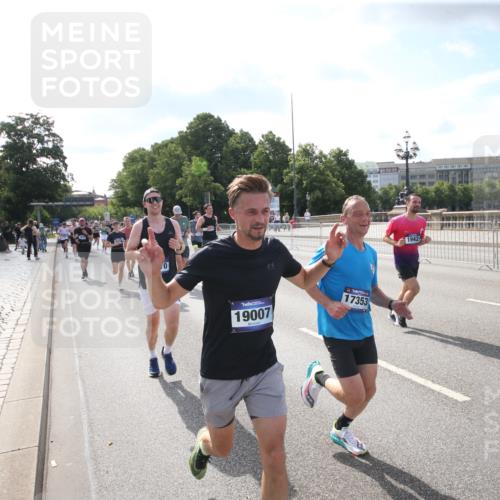 29.06.2025 - hella hamburg halbmarathon Jannik Wohlers http://msf.ph/oto/8144510 29.06.2025 09:54:13 Lombardsbrücke 1171, 1342, 1549, 1817, 1942, 2442, 2470, 2561, 2670, 2889, 3562, 4017, 4816, 5447, 5706, 5884, 6266, 6723, 6819, 7087, 7274, 7709, 8142, 8374, 8482, 8916, 9038, 9051, 9924, 10057, 10237, 11422, 11518, 11519, 11688, 12367, 12413, 12776, 13008, 13398, 13421, 13630, 13919, 14248, 14361, 14797, 14911, 15981, 16626, 16834, 17353, 17461, 17753, 17865, 17905, 18370, 18801, 18915, 18923, 18942, 19007, 19038, 19051 meine-sportfotos.de