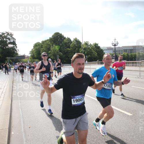 29.06.2025 - hella hamburg halbmarathon Jannik Wohlers http://msf.ph/oto/8144515 29.06.2025 09:54:13 Lombardsbrücke 1171, 1342, 1549, 1817, 1942, 2442, 2470, 2561, 2670, 2889, 3562, 4017, 4816, 5447, 5706, 5884, 6266, 6723, 6819, 7087, 7274, 7709, 8142, 8374, 8482, 8916, 9038, 9051, 9924, 10057, 10237, 11422, 11518, 11519, 11688, 12367, 12413, 12776, 13008, 13398, 13421, 13630, 13919, 14248, 14361, 14797, 14911, 15981, 16626, 16834, 17353, 17461, 17753, 17865, 17905, 18370, 18801, 18915, 18923, 18942, 19007, 19038, 19051 meine-sportfotos.de