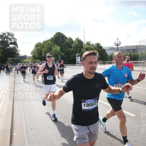 29.06.2025 - hella hamburg halbmarathon Jannik Wohlers http://msf.ph/oto/8144520 29.06.2025 09:54:13 Lombardsbrücke 1171, 1342, 1549, 1817, 1942, 2442, 2470, 2561, 2670, 2889, 3562, 4017, 4816, 5447, 5706, 5884, 6266, 6723, 6819, 7087, 7274, 7709, 8142, 8374, 8482, 8916, 9038, 9051, 9924, 10057, 10237, 11422, 11518, 11519, 11688, 12367, 12413, 12776, 13008, 13398, 13421, 13630, 13919, 14248, 14361, 14797, 14911, 15981, 16626, 16834, 17353, 17461, 17753, 17865, 17905, 18370, 18801, 18915, 18923, 18942, 19007, 19038, 19051 meine-sportfotos.de