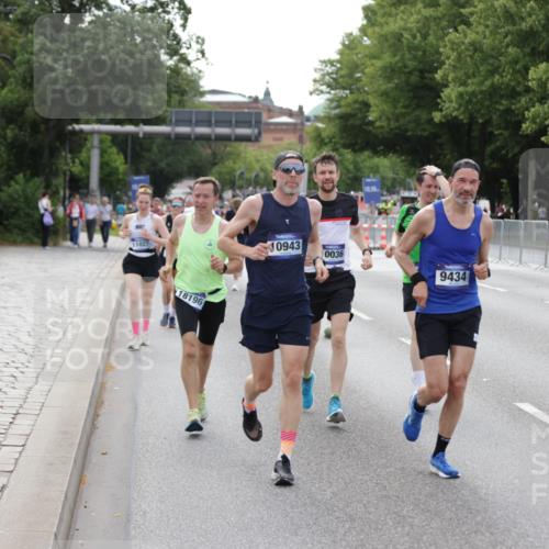 29.06.2025 - hella hamburg halbmarathon Jannik Wohlers http://msf.ph/oto/8144530 29.06.2025 10:09:40 Lombardsbrücke 1548, 3921, 4592, 5511, 7081, 7333, 7636, 8219, 8890, 9366, 9434, 9674, 9781, 10036, 10943, 11027, 12567, 16445, 17148, 18196, 18707 meine-sportfotos.de