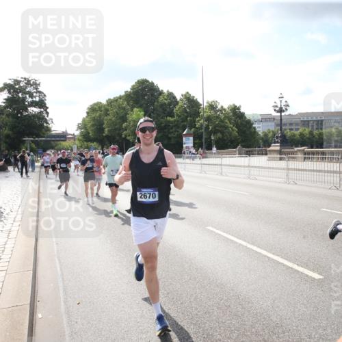 29.06.2025 - hella hamburg halbmarathon Jannik Wohlers http://msf.ph/oto/8144531 29.06.2025 09:54:13 Lombardsbrücke 1171, 1342, 1549, 1817, 1942, 2442, 2470, 2561, 2670, 2889, 3562, 4017, 4816, 5447, 5706, 5884, 6266, 6723, 6819, 7087, 7274, 7709, 8142, 8374, 8482, 8916, 9038, 9051, 9924, 10057, 10237, 11422, 11518, 11519, 11688, 12367, 12413, 12776, 13008, 13398, 13421, 13630, 13919, 14248, 14361, 14797, 14911, 15981, 16626, 16834, 17353, 17461, 17753, 17865, 17905, 18370, 18801, 18915, 18923, 18942, 19007, 19038, 19051 meine-sportfotos.de
