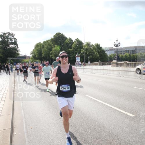 29.06.2025 - hella hamburg halbmarathon Jannik Wohlers http://msf.ph/oto/8144533 29.06.2025 09:54:13 Lombardsbrücke 1171, 1342, 1549, 1817, 1942, 2442, 2470, 2561, 2670, 2889, 3562, 4017, 4816, 5447, 5706, 5884, 6266, 6723, 6819, 7087, 7274, 7709, 8142, 8374, 8482, 8916, 9038, 9051, 9924, 10057, 10237, 11422, 11518, 11519, 11688, 12367, 12413, 12776, 13008, 13398, 13421, 13630, 13919, 14248, 14361, 14797, 14911, 15981, 16626, 16834, 17353, 17461, 17753, 17865, 17905, 18370, 18801, 18915, 18923, 18942, 19007, 19038, 19051 meine-sportfotos.de