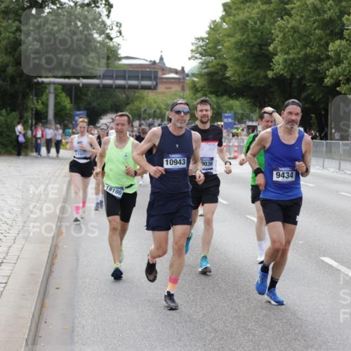 29.06.2025 - hella hamburg halbmarathon Jannik Wohlers http://msf.ph/oto/8144536 29.06.2025 10:09:40 Lombardsbrücke 1548, 3921, 4592, 5511, 7081, 7333, 7636, 8219, 8890, 9366, 9434, 9674, 9781, 10036, 10943, 11027, 12567, 16445, 17148, 18196, 18707 meine-sportfotos.de