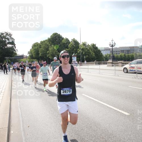 29.06.2025 - hella hamburg halbmarathon Jannik Wohlers http://msf.ph/oto/8144538 29.06.2025 09:54:13 Lombardsbrücke 1171, 1342, 1549, 1817, 1942, 2442, 2470, 2561, 2670, 2889, 3562, 4017, 4816, 5447, 5706, 5884, 6266, 6723, 6819, 7087, 7274, 7709, 8142, 8374, 8482, 8916, 9038, 9051, 9924, 10057, 10237, 11422, 11518, 11519, 11688, 12367, 12413, 12776, 13008, 13398, 13421, 13630, 13919, 14248, 14361, 14797, 14911, 15981, 16626, 16834, 17353, 17461, 17753, 17865, 17905, 18370, 18801, 18915, 18923, 18942, 19007, 19038, 19051 meine-sportfotos.de