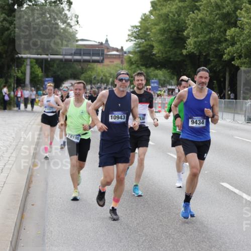 29.06.2025 - hella hamburg halbmarathon Jannik Wohlers http://msf.ph/oto/8144539 29.06.2025 10:09:40 Lombardsbrücke 1548, 3921, 4592, 5511, 7081, 7333, 7636, 8219, 8890, 9366, 9434, 9674, 9781, 10036, 10943, 11027, 12567, 16445, 17148, 18196, 18707 meine-sportfotos.de