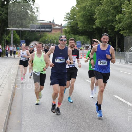 29.06.2025 - hella hamburg halbmarathon Jannik Wohlers http://msf.ph/oto/8144542 29.06.2025 10:09:40 Lombardsbrücke 1548, 3921, 4592, 5511, 7081, 7333, 7636, 8219, 8890, 9366, 9434, 9674, 9781, 10036, 10943, 11027, 12567, 16445, 17148, 18196, 18707 meine-sportfotos.de