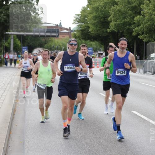 29.06.2025 - hella hamburg halbmarathon Jannik Wohlers http://msf.ph/oto/8144545 29.06.2025 10:09:40 Lombardsbrücke 1548, 3921, 4592, 5511, 7081, 7333, 7636, 8219, 8890, 9366, 9434, 9674, 9781, 10036, 10943, 11027, 12567, 16445, 17148, 18196, 18707 meine-sportfotos.de