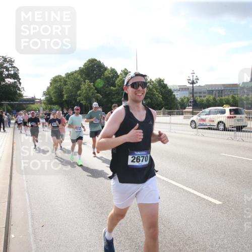 29.06.2025 - hella hamburg halbmarathon Jannik Wohlers http://msf.ph/oto/8144548 29.06.2025 09:54:13 Lombardsbrücke 1171, 1342, 1549, 1817, 1942, 2442, 2470, 2561, 2670, 2889, 3562, 4017, 4816, 5447, 5706, 5884, 6266, 6723, 6819, 7087, 7274, 7709, 8142, 8374, 8482, 8916, 9038, 9051, 9924, 10057, 10237, 11422, 11518, 11519, 11688, 12367, 12413, 12776, 13008, 13398, 13421, 13630, 13919, 14248, 14361, 14797, 14911, 15981, 16626, 16834, 17353, 17461, 17753, 17865, 17905, 18370, 18801, 18915, 18923, 18942, 19007, 19038, 19051 meine-sportfotos.de