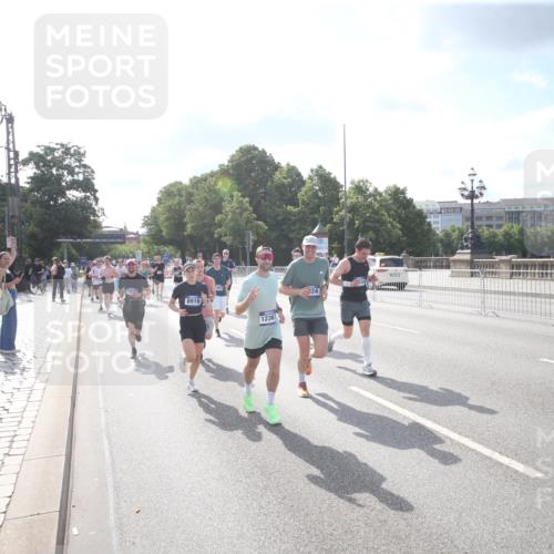 29.06.2025 - hella hamburg halbmarathon Jannik Wohlers http://msf.ph/oto/8144556 29.06.2025 09:54:14 Lombardsbrücke 1342, 1549, 1817, 1942, 2442, 2470, 2561, 2670, 2889, 2955, 3562, 4017, 4816, 5447, 5706, 5884, 6266, 6723, 6819, 6978, 7087, 7274, 7709, 8142, 8374, 8482, 8916, 9038, 9051, 9924, 10057, 10237, 11422, 11518, 11519, 11688, 12367, 12413, 12776, 13008, 13398, 13421, 13630, 13919, 14248, 14361, 14797, 14911, 15981, 16626, 16834, 17353, 17461, 17753, 17865, 17905, 18370, 18801, 18915, 18923, 18942, 19007, 19038, 19051 meine-sportfotos.de
