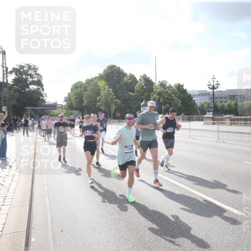 29.06.2025 - hella hamburg halbmarathon Jannik Wohlers http://msf.ph/oto/8144561 29.06.2025 09:54:14 Lombardsbrücke 1342, 1549, 1817, 1942, 2442, 2470, 2561, 2670, 2889, 2955, 3562, 4017, 4816, 5447, 5706, 5884, 6266, 6723, 6819, 6978, 7087, 7274, 7709, 8142, 8374, 8482, 8916, 9038, 9051, 9924, 10057, 10237, 11422, 11518, 11519, 11688, 12367, 12413, 12776, 13008, 13398, 13421, 13630, 13919, 14248, 14361, 14797, 14911, 15981, 16626, 16834, 17353, 17461, 17753, 17865, 17905, 18370, 18801, 18915, 18923, 18942, 19007, 19038, 19051 meine-sportfotos.de