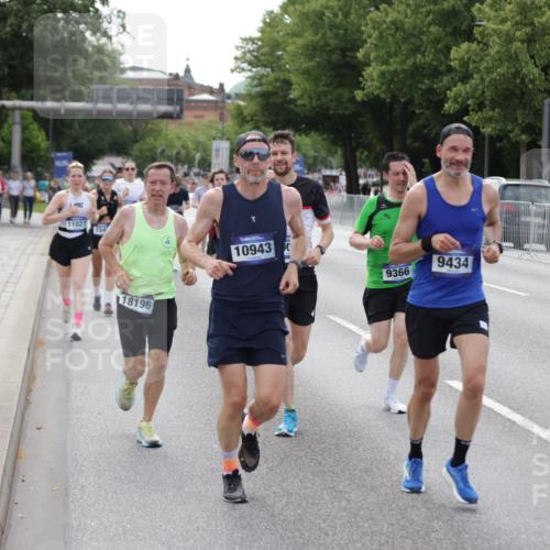29.06.2025 - hella hamburg halbmarathon Jannik Wohlers http://msf.ph/oto/8144562 29.06.2025 10:09:40 Lombardsbrücke 1548, 3921, 4592, 5511, 7081, 7333, 7636, 8219, 8890, 9366, 9434, 9674, 9781, 10036, 10943, 11027, 12567, 16445, 17148, 18196, 18707 meine-sportfotos.de