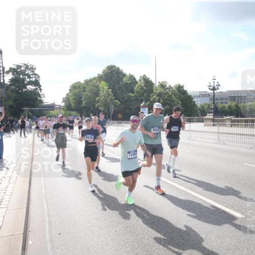 29.06.2025 - hella hamburg halbmarathon Jannik Wohlers http://msf.ph/oto/8144564 29.06.2025 09:54:14 Lombardsbrücke 1342, 1549, 1817, 1942, 2442, 2470, 2561, 2670, 2889, 2955, 3562, 4017, 4816, 5447, 5706, 5884, 6266, 6723, 6819, 6978, 7087, 7274, 7709, 8142, 8374, 8482, 8916, 9038, 9051, 9924, 10057, 10237, 11422, 11518, 11519, 11688, 12367, 12413, 12776, 13008, 13398, 13421, 13630, 13919, 14248, 14361, 14797, 14911, 15981, 16626, 16834, 17353, 17461, 17753, 17865, 17905, 18370, 18801, 18915, 18923, 18942, 19007, 19038, 19051 meine-sportfotos.de