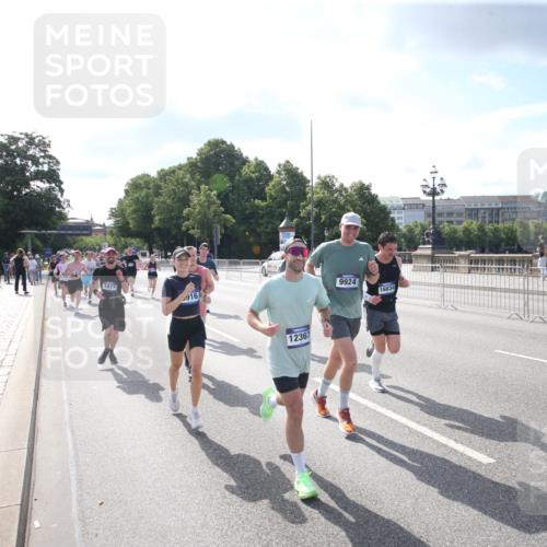 29.06.2025 - hella hamburg halbmarathon Jannik Wohlers http://msf.ph/oto/8144569 29.06.2025 09:54:15 Lombardsbrücke 1549, 1817, 1942, 2222, 2442, 2470, 2561, 2670, 2889, 2955, 3562, 4017, 4816, 5447, 5706, 5884, 6266, 6723, 6819, 6978, 7087, 7274, 7709, 8117, 8142, 8374, 8482, 8916, 9038, 9051, 9924, 10057, 10237, 11422, 11518, 11519, 11688, 12367, 12413, 12776, 13008, 13398, 13421, 13630, 13919, 14248, 14361, 14797, 14911, 15981, 16626, 16834, 17353, 17461, 17753, 17865, 17905, 18370, 18801, 18915, 18923, 18942, 19007, 19038, 19051 meine-sportfotos.de