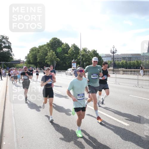 29.06.2025 - hella hamburg halbmarathon Jannik Wohlers http://msf.ph/oto/8144574 29.06.2025 09:54:15 Lombardsbrücke 1549, 1817, 1942, 2222, 2442, 2470, 2561, 2670, 2889, 2955, 3562, 4017, 4816, 5447, 5706, 5884, 6266, 6723, 6819, 6978, 7087, 7274, 7709, 8117, 8142, 8374, 8482, 8916, 9038, 9051, 9924, 10057, 10237, 11422, 11518, 11519, 11688, 12367, 12413, 12776, 13008, 13398, 13421, 13630, 13919, 14248, 14361, 14797, 14911, 15981, 16626, 16834, 17353, 17461, 17753, 17865, 17905, 18370, 18801, 18915, 18923, 18942, 19007, 19038, 19051 meine-sportfotos.de