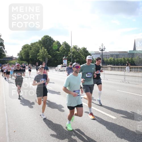29.06.2025 - hella hamburg halbmarathon Jannik Wohlers http://msf.ph/oto/8144579 29.06.2025 09:54:15 Lombardsbrücke 1549, 1817, 1942, 2222, 2442, 2470, 2561, 2670, 2889, 2955, 3562, 4017, 4816, 5447, 5706, 5884, 6266, 6723, 6819, 6978, 7087, 7274, 7709, 8117, 8142, 8374, 8482, 8916, 9038, 9051, 9924, 10057, 10237, 11422, 11518, 11519, 11688, 12367, 12413, 12776, 13008, 13398, 13421, 13630, 13919, 14248, 14361, 14797, 14911, 15981, 16626, 16834, 17353, 17461, 17753, 17865, 17905, 18370, 18801, 18915, 18923, 18942, 19007, 19038, 19051 meine-sportfotos.de