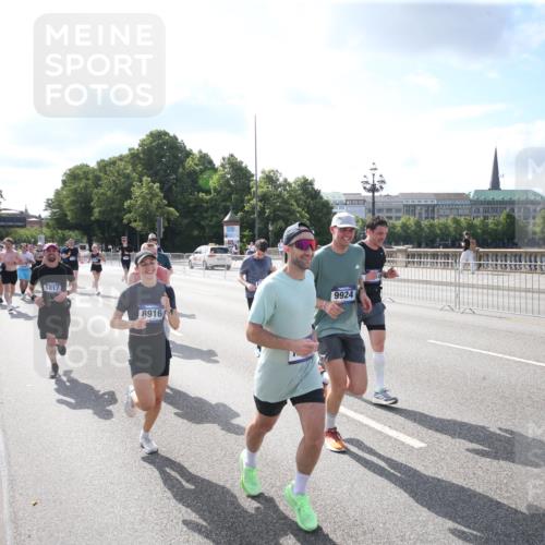 29.06.2025 - hella hamburg halbmarathon Jannik Wohlers http://msf.ph/oto/8144583 29.06.2025 09:54:15 Lombardsbrücke 1549, 1817, 1942, 2222, 2442, 2470, 2561, 2670, 2889, 2955, 3562, 4017, 4816, 5447, 5706, 5884, 6266, 6723, 6819, 6978, 7087, 7274, 7709, 8117, 8142, 8374, 8482, 8916, 9038, 9051, 9924, 10057, 10237, 11422, 11518, 11519, 11688, 12367, 12413, 12776, 13008, 13398, 13421, 13630, 13919, 14248, 14361, 14797, 14911, 15981, 16626, 16834, 17353, 17461, 17753, 17865, 17905, 18370, 18801, 18915, 18923, 18942, 19007, 19038, 19051 meine-sportfotos.de