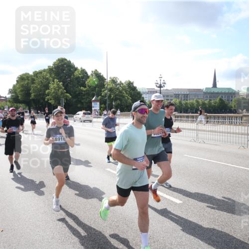 29.06.2025 - hella hamburg halbmarathon Jannik Wohlers http://msf.ph/oto/8144589 29.06.2025 09:54:15 Lombardsbrücke 1549, 1817, 1942, 2222, 2442, 2470, 2561, 2670, 2889, 2955, 3562, 4017, 4816, 5447, 5706, 5884, 6266, 6723, 6819, 6978, 7087, 7274, 7709, 8117, 8142, 8374, 8482, 8916, 9038, 9051, 9924, 10057, 10237, 11422, 11518, 11519, 11688, 12367, 12413, 12776, 13008, 13398, 13421, 13630, 13919, 14248, 14361, 14797, 14911, 15981, 16626, 16834, 17353, 17461, 17753, 17865, 17905, 18370, 18801, 18915, 18923, 18942, 19007, 19038, 19051 meine-sportfotos.de