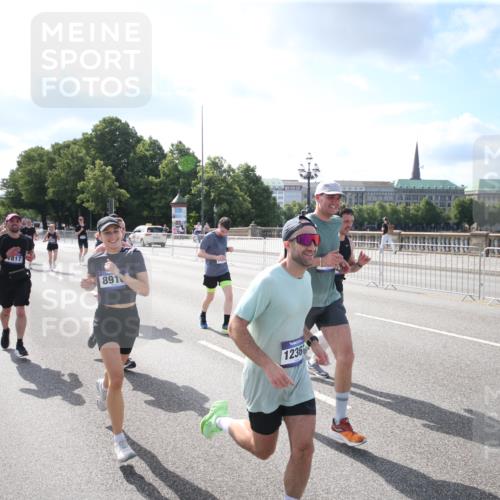 29.06.2025 - hella hamburg halbmarathon Jannik Wohlers http://msf.ph/oto/8144594 29.06.2025 09:54:15 Lombardsbrücke 1549, 1817, 1942, 2222, 2442, 2470, 2561, 2670, 2889, 2955, 3562, 4017, 4816, 5447, 5706, 5884, 6266, 6723, 6819, 6978, 7087, 7274, 7709, 8117, 8142, 8374, 8482, 8916, 9038, 9051, 9924, 10057, 10237, 11422, 11518, 11519, 11688, 12367, 12413, 12776, 13008, 13398, 13421, 13630, 13919, 14248, 14361, 14797, 14911, 15981, 16626, 16834, 17353, 17461, 17753, 17865, 17905, 18370, 18801, 18915, 18923, 18942, 19007, 19038, 19051 meine-sportfotos.de