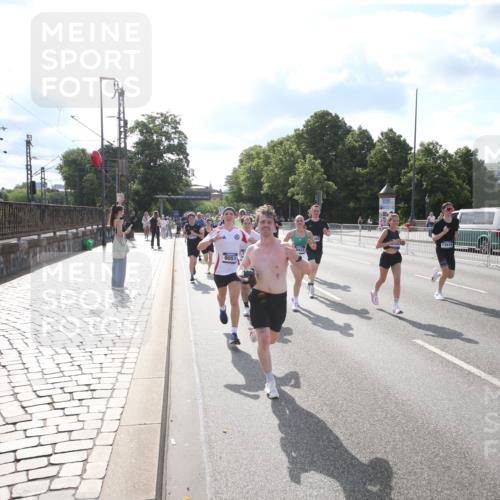 29.06.2025 - hella hamburg halbmarathon Jannik Wohlers http://msf.ph/oto/8144605 29.06.2025 09:54:18 Lombardsbrücke 1549, 1817, 1942, 2222, 2367, 2442, 2470, 2561, 2670, 2955, 4017, 4816, 5447, 5706, 5884, 6266, 6723, 6819, 6978, 7087, 7274, 8117, 8142, 8374, 8482, 8657, 8916, 8981, 9038, 9051, 9710, 9924, 10057, 11422, 11518, 11519, 11688, 12269, 12367, 12670, 13008, 13398, 13421, 13630, 13726, 13919, 14248, 14361, 14797, 14911, 15478, 15479, 16834, 17353, 17461, 17753, 17865, 18370, 18801, 18915, 18923, 18942, 19007 meine-sportfotos.de